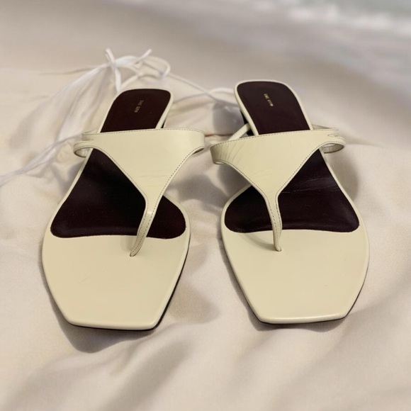 The Row Graphic Thong Kitten Heel in Leather Sandals Size 40 - Picture 2 of 15